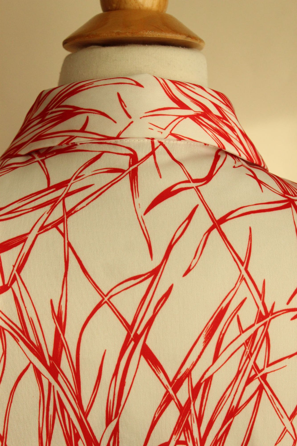 Vintage 1970s Red and White Dagger Collar Top