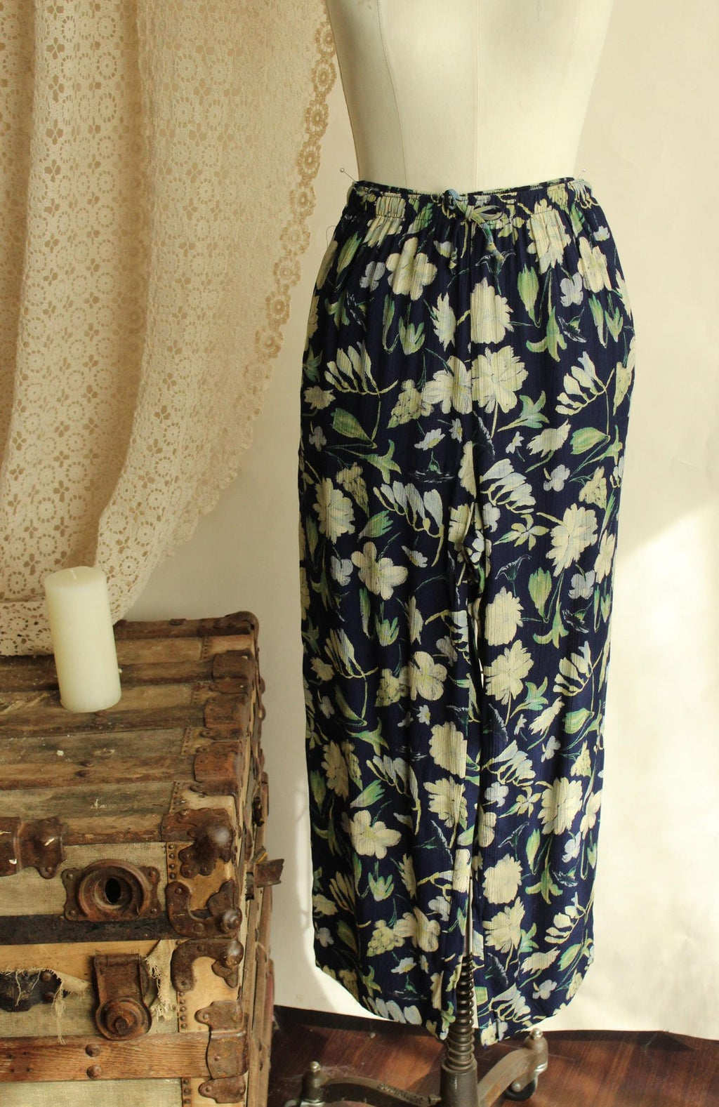 Vintage 1980s 1990s Clio Wide Legged Hawaiian Floral Print Trousers