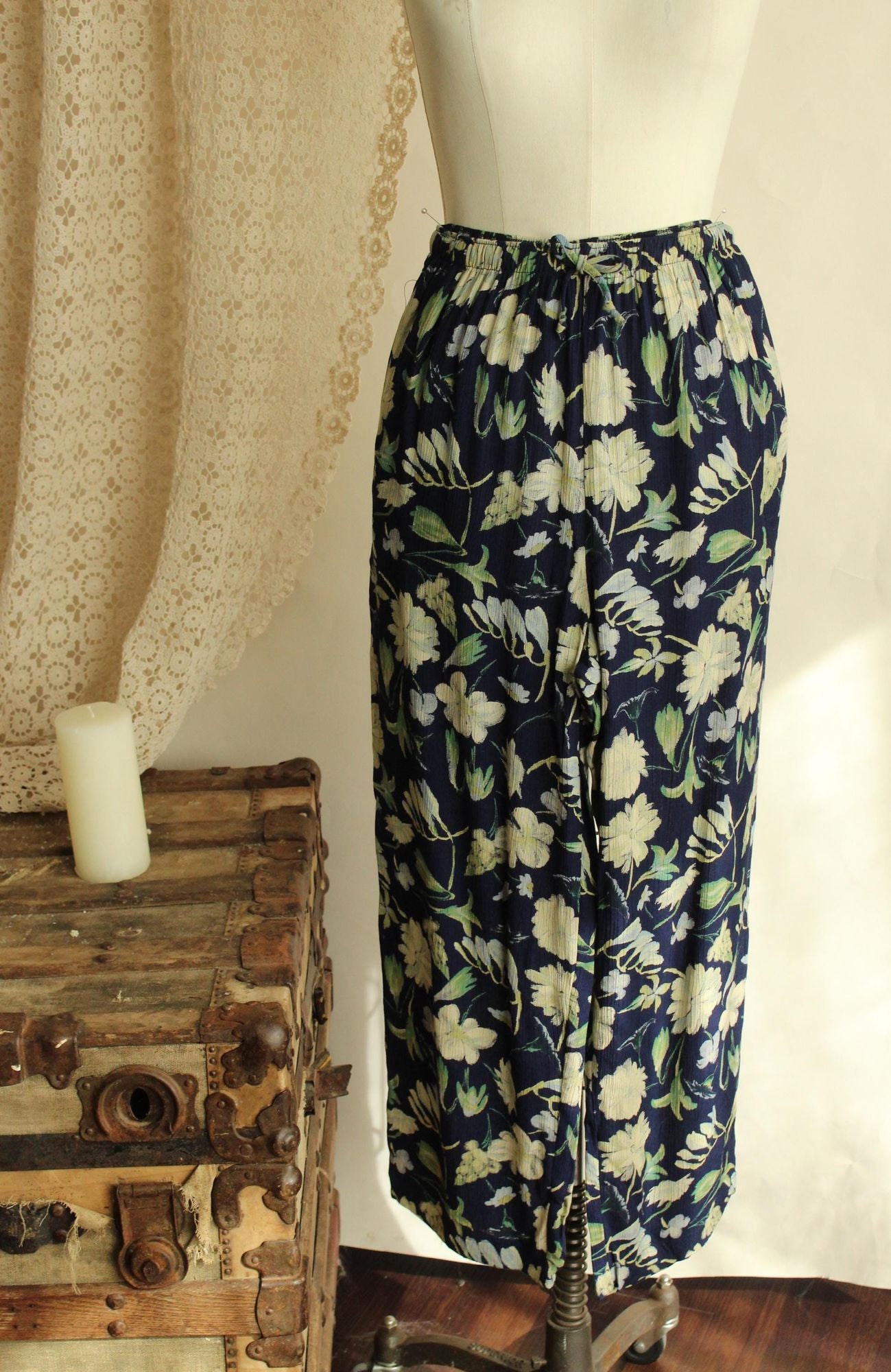 Vintage 1980s 1990s Clio Wide Legged Hawaiian Floral Print Trousers