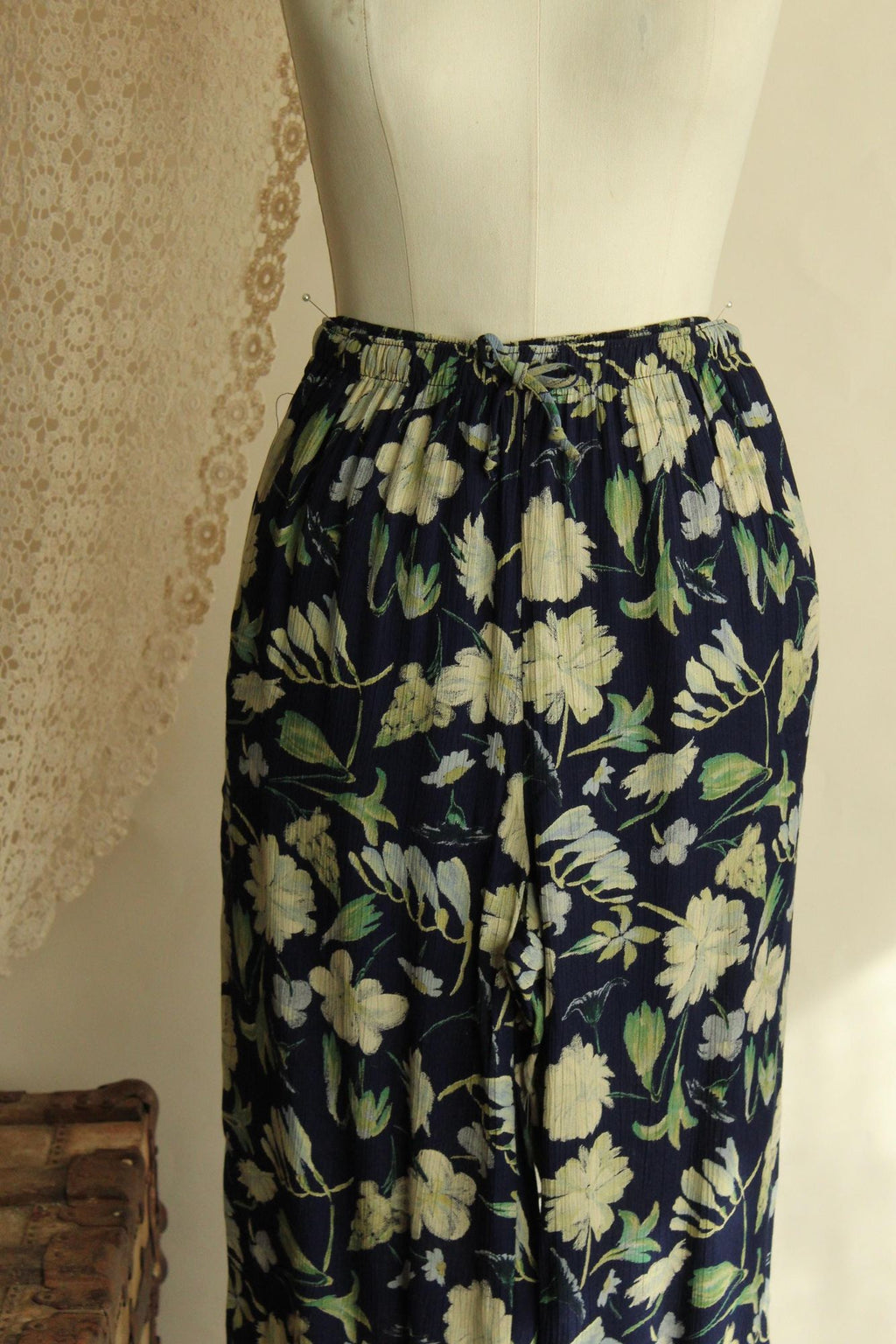 Vintage 1980s 1990s Clio Wide Legged Hawaiian Floral Print Trousers