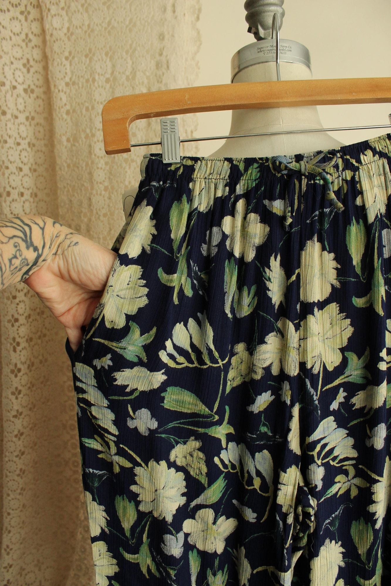 Vintage 1980s 1990s Clio Wide Legged Hawaiian Floral Print Trousers