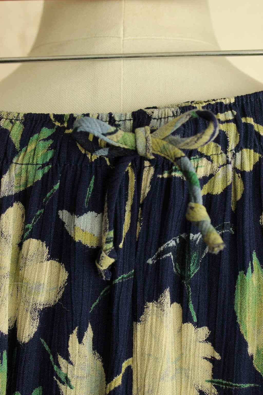 Vintage 1980s 1990s Clio Wide Legged Hawaiian Floral Print Trousers