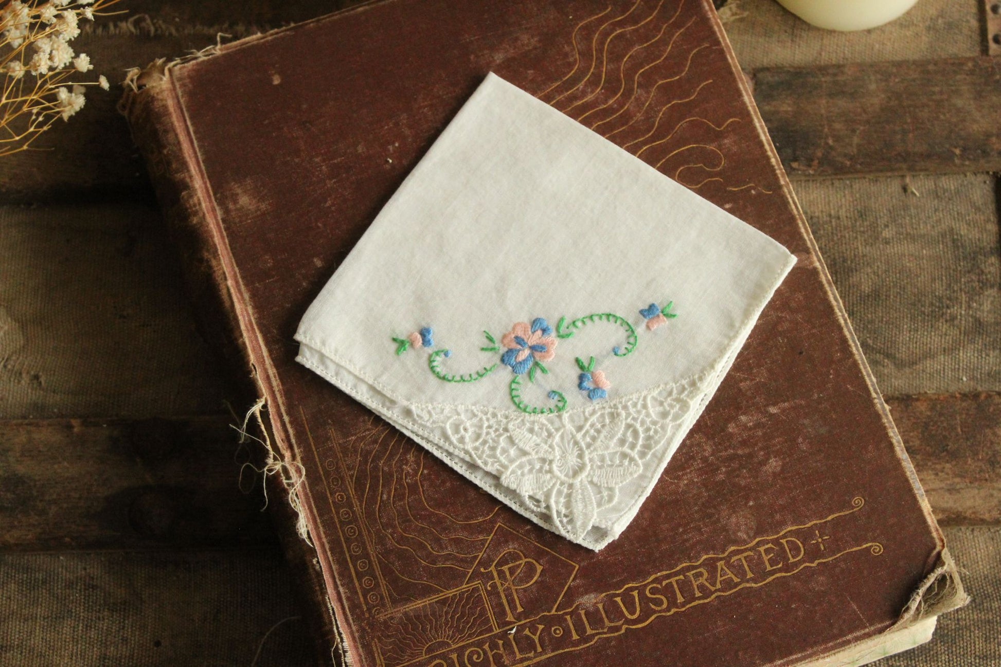 Vintage 1940s 1950s White Lace And Pansy Floral Embroidered Corner Handkerchief