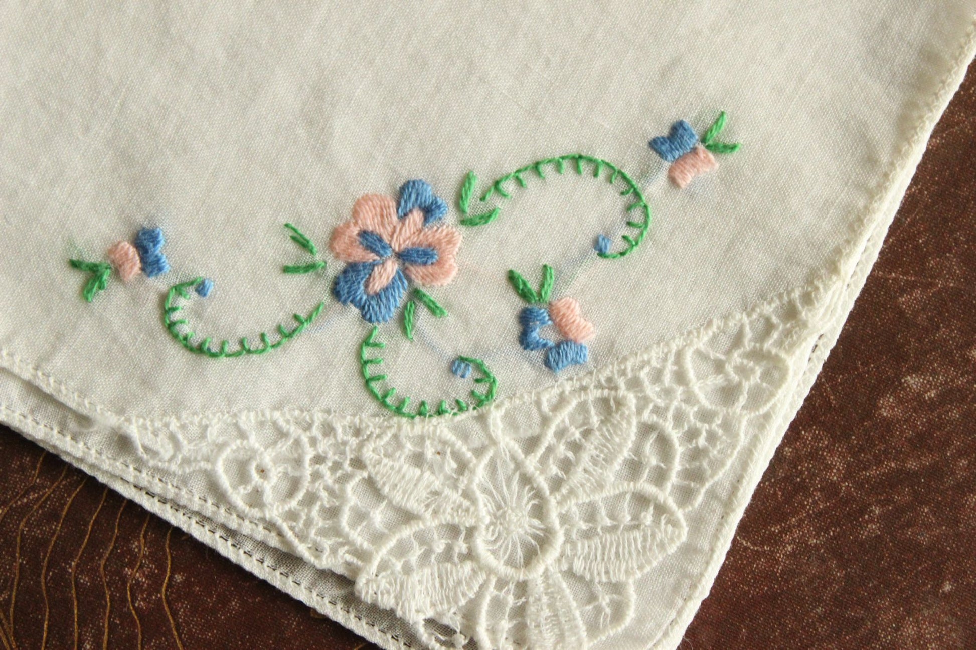Vintage 1940s 1950s White Lace And Pansy Floral Embroidered Corner Handkerchief