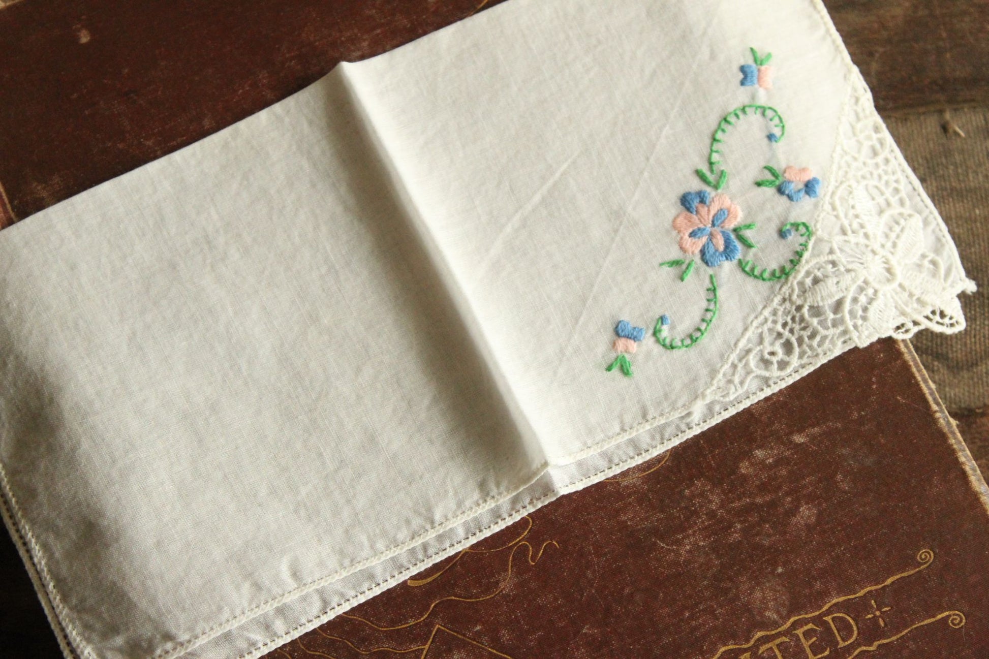 Vintage 1940s 1950s White Lace And Pansy Floral Embroidered Corner Handkerchief