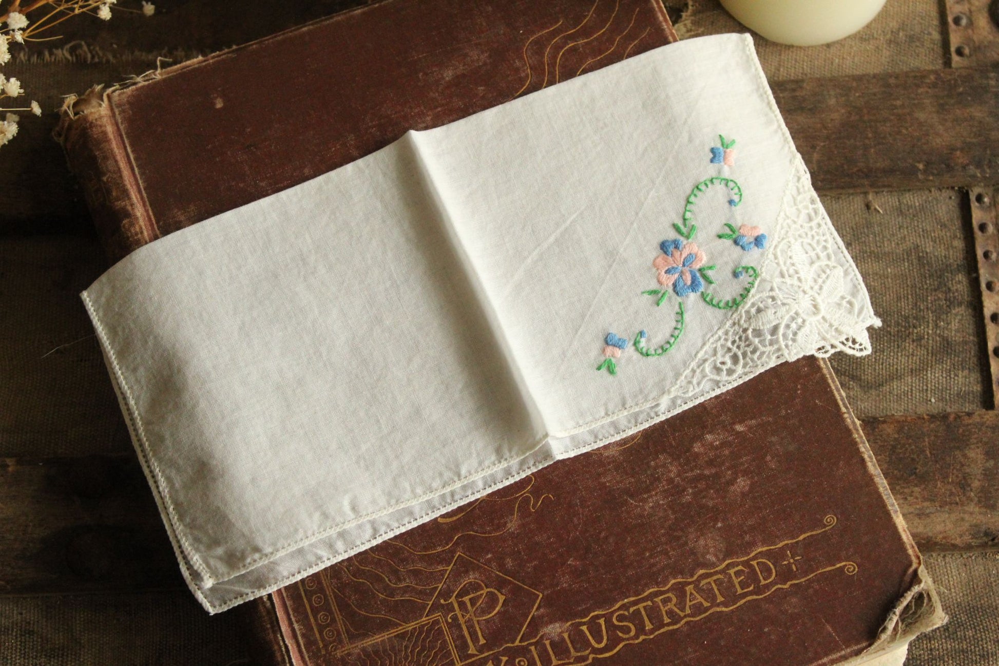 Vintage 1940s 1950s White Lace And Pansy Floral Embroidered Corner Handkerchief