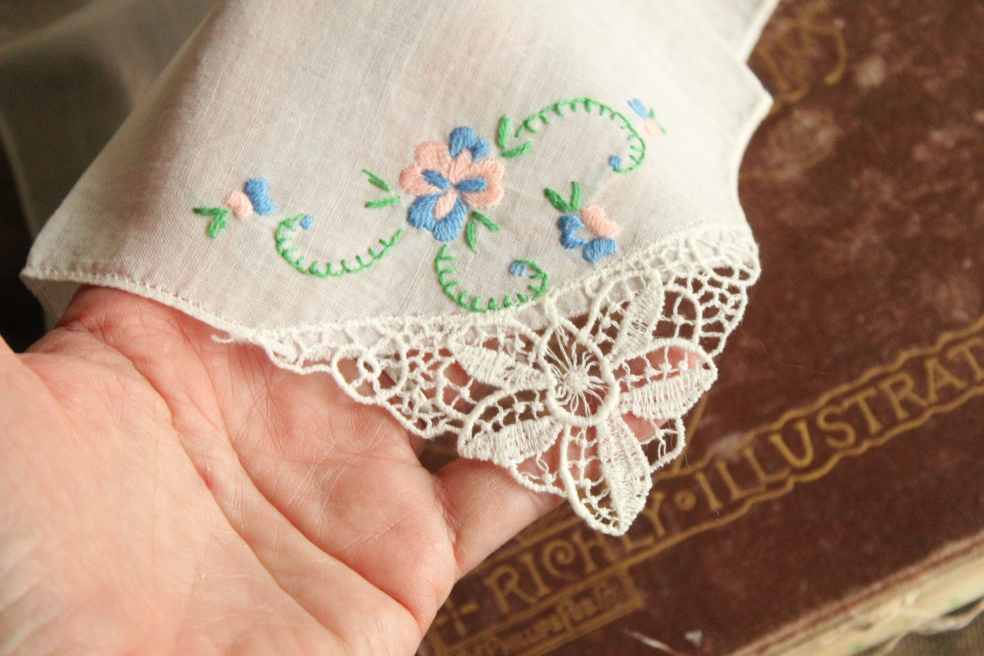 Vintage 1940s 1950s White Lace And Pansy Floral Embroidered Corner Handkerchief