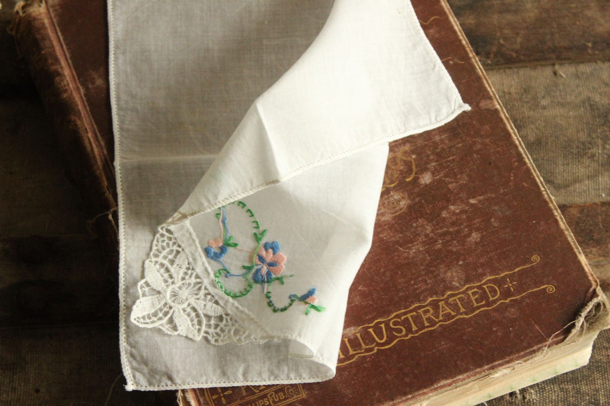 Vintage 1940s 1950s White Lace And Pansy Floral Embroidered Corner Handkerchief