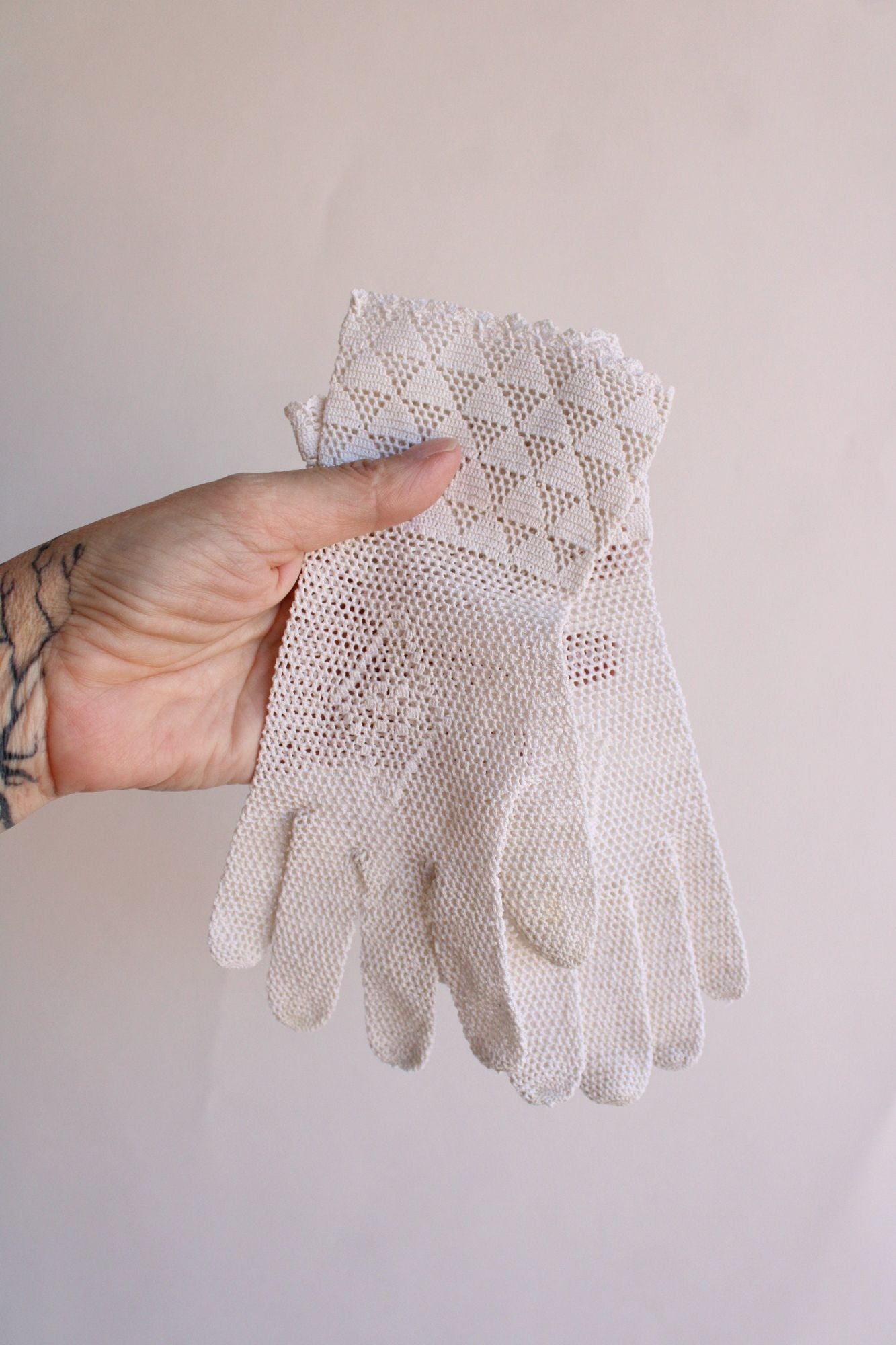 Vintage 1920s 1930s  Winter White Crochet Wrist Length Gloves