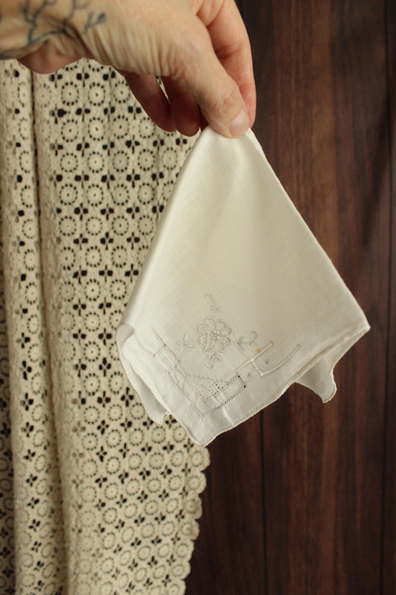Vintage 1930s 1940s Embroidered White Linen Handkerchief