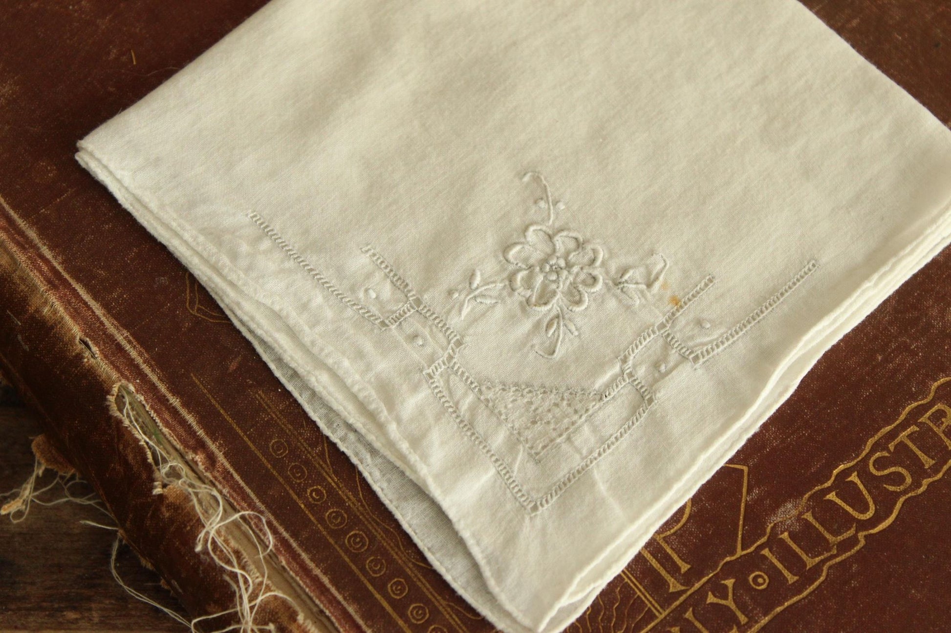 Vintage 1930s 1940s Embroidered White Linen Handkerchief