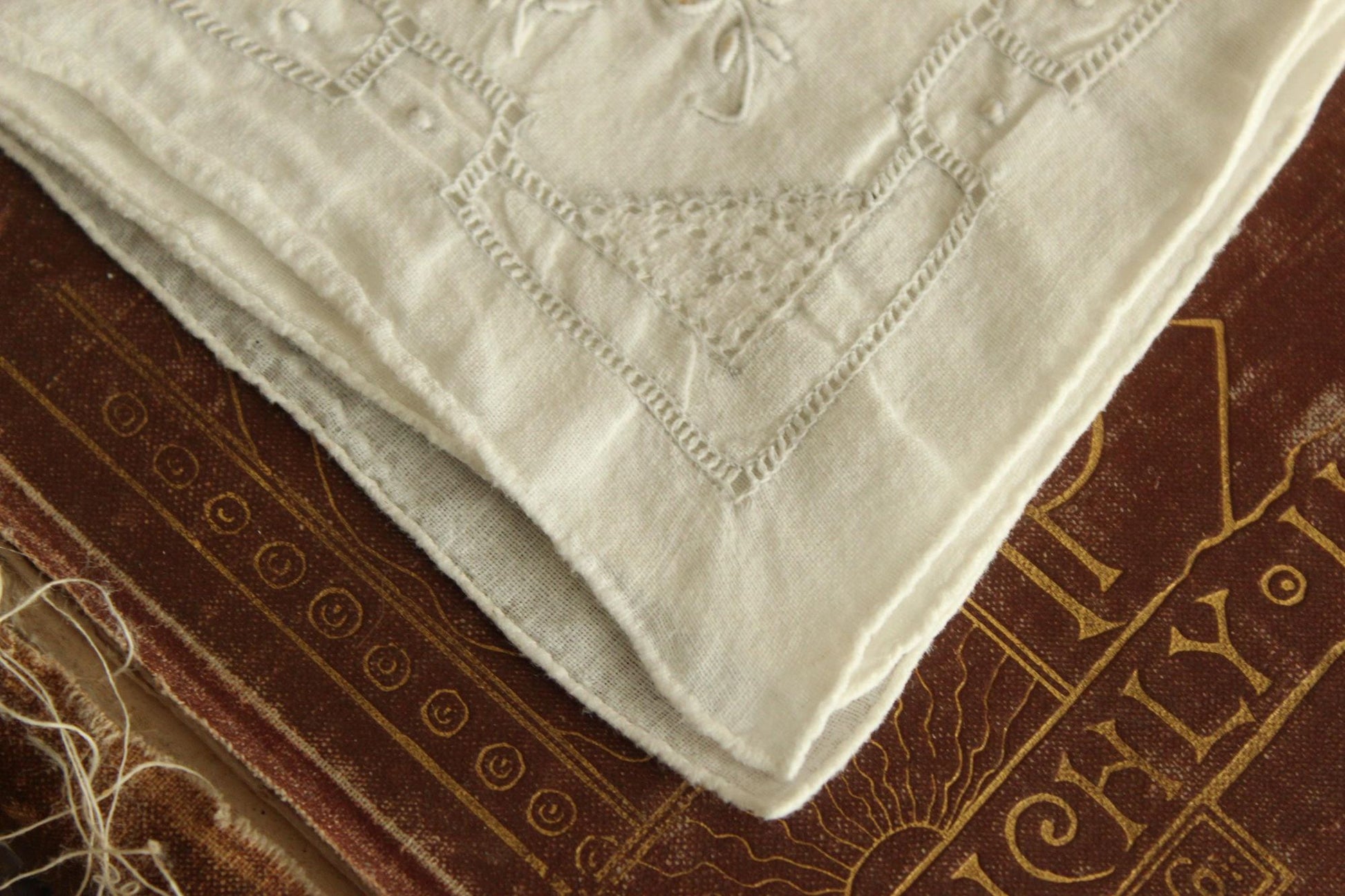 Vintage 1930s 1940s Embroidered White Linen Handkerchief