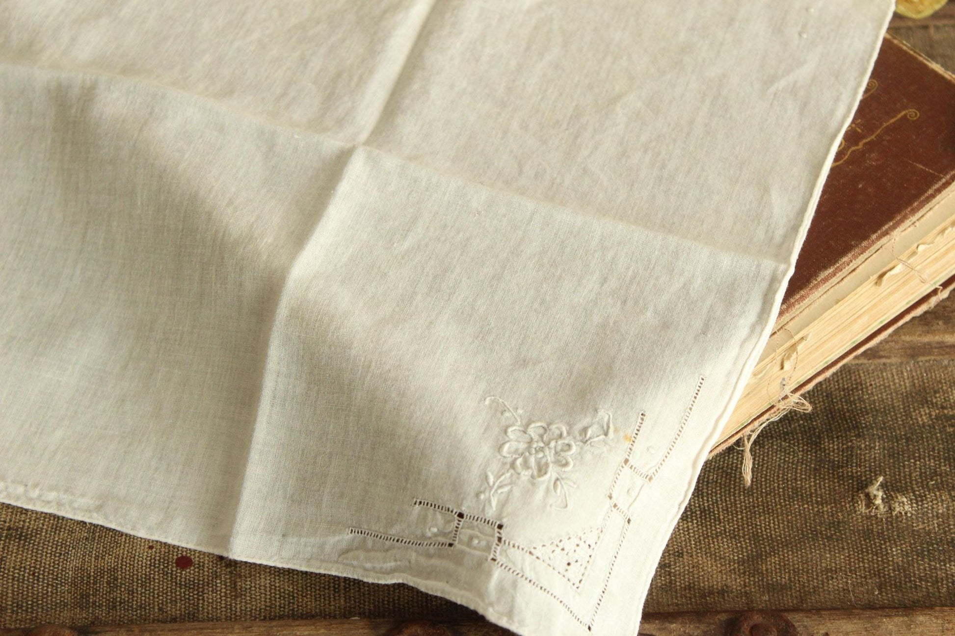 Vintage 1930s 1940s Embroidered White Linen Handkerchief