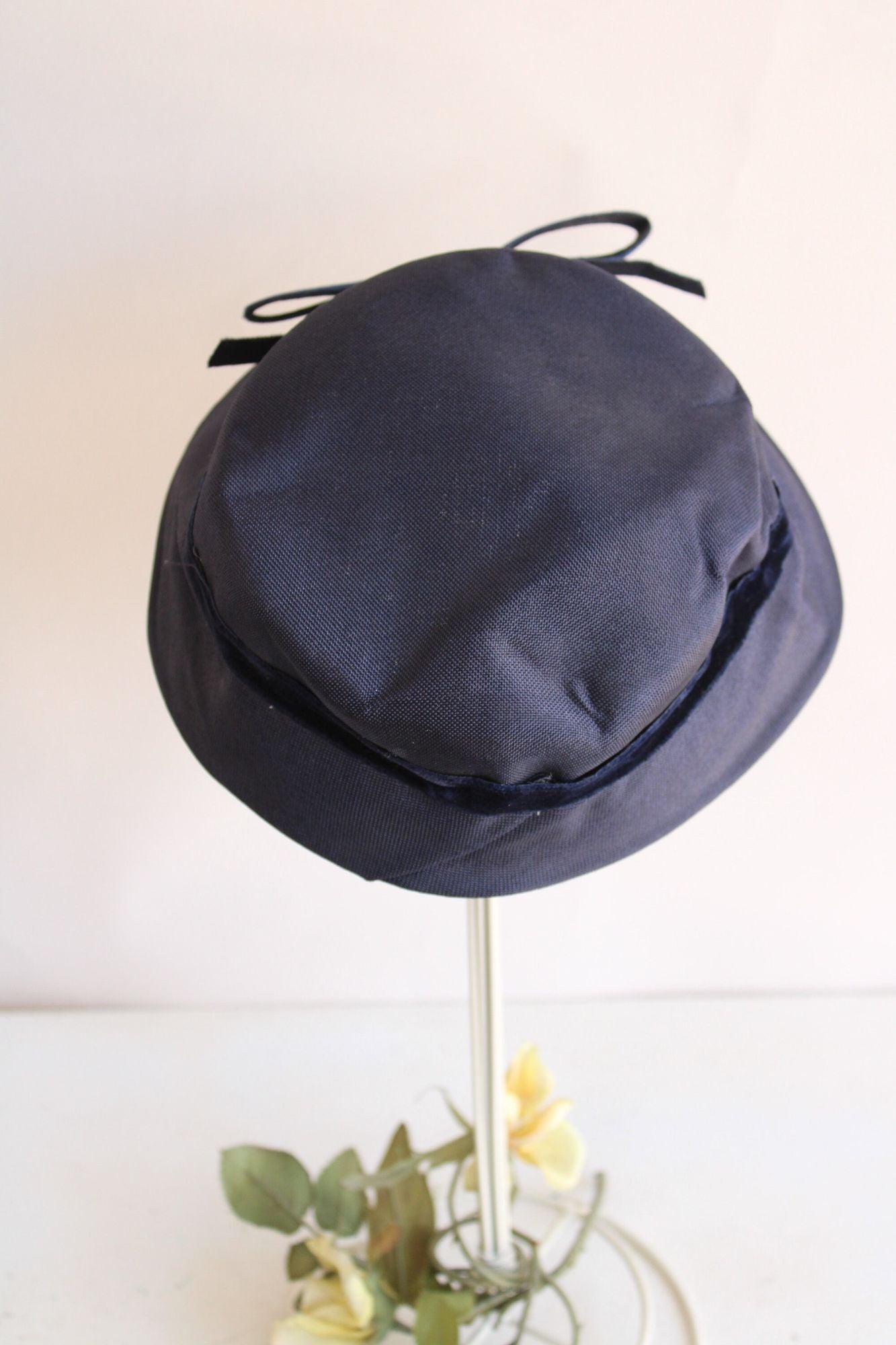 Vintage 1940s 1950's Navy Blue Silk and Velvet Cloche Hat