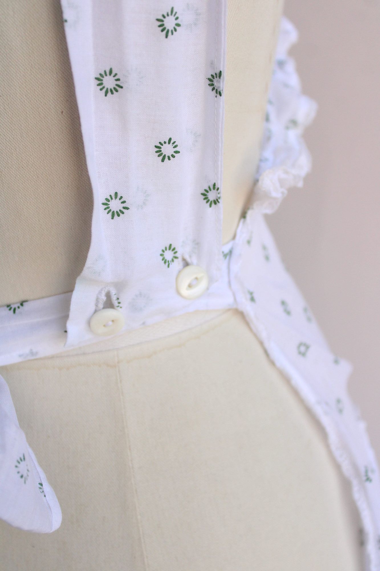 Vintage 1940s Green and White Print Pinafore Apron
