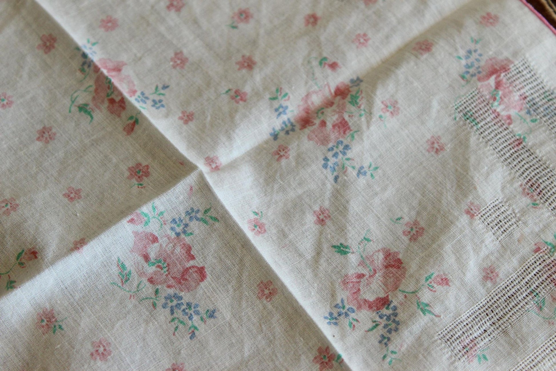 Vintage 1950s Blue and Pink Cabbage Roses and Forget Me Nots Handkerchief