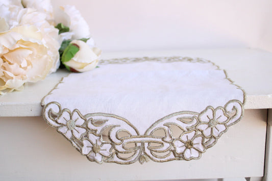 Vintage 1960s Off White Linen With Green Embroidered Flowers Doily