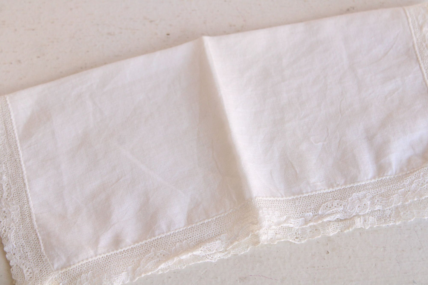 Vintage 1930s 1940s  White Linen with Lace Trim Handkerchief