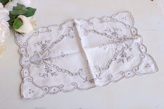 Vintage 1930s 1940s Doily Or Placemat