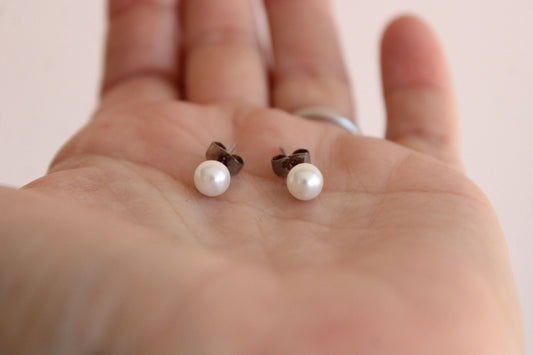 Vintage White Faux Pearl Stud Earrings