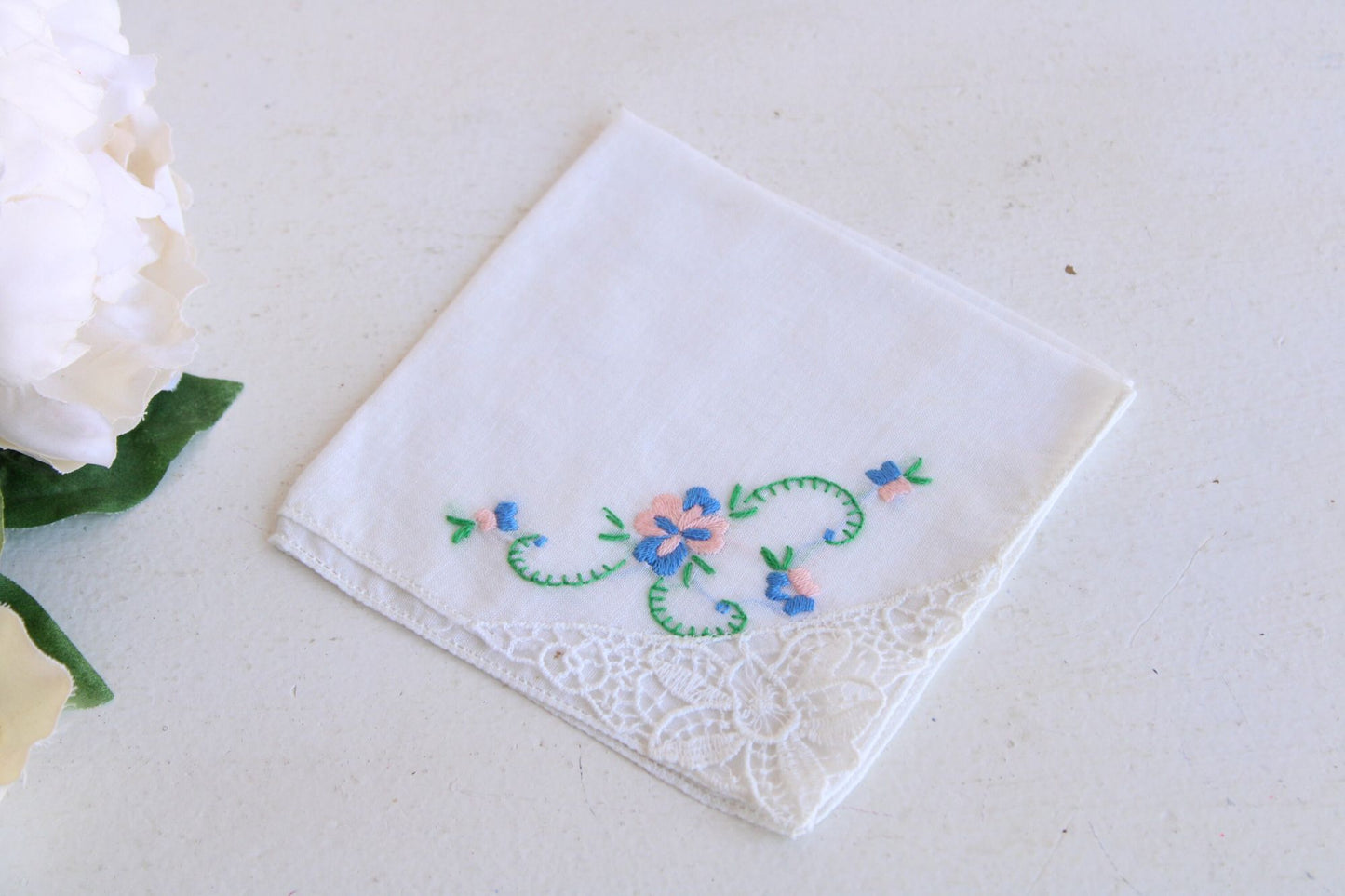 Vintage 1940s 1950s White Lace And Floral Embroidered Corner Handkerchief
