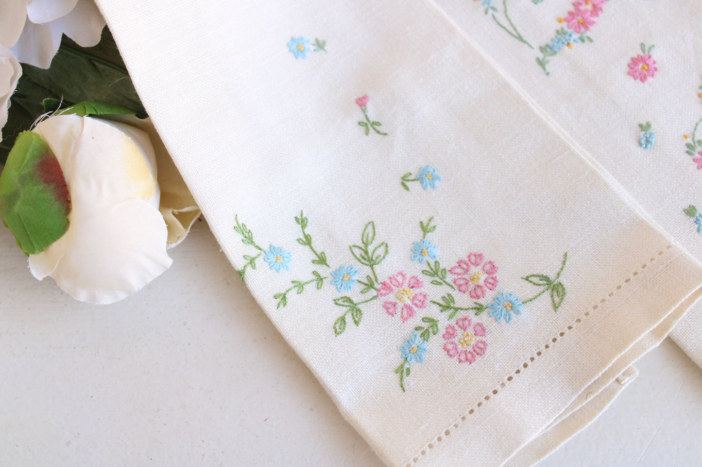 Vintage Pair of Linen With Embroidered Flowers Hand Towels