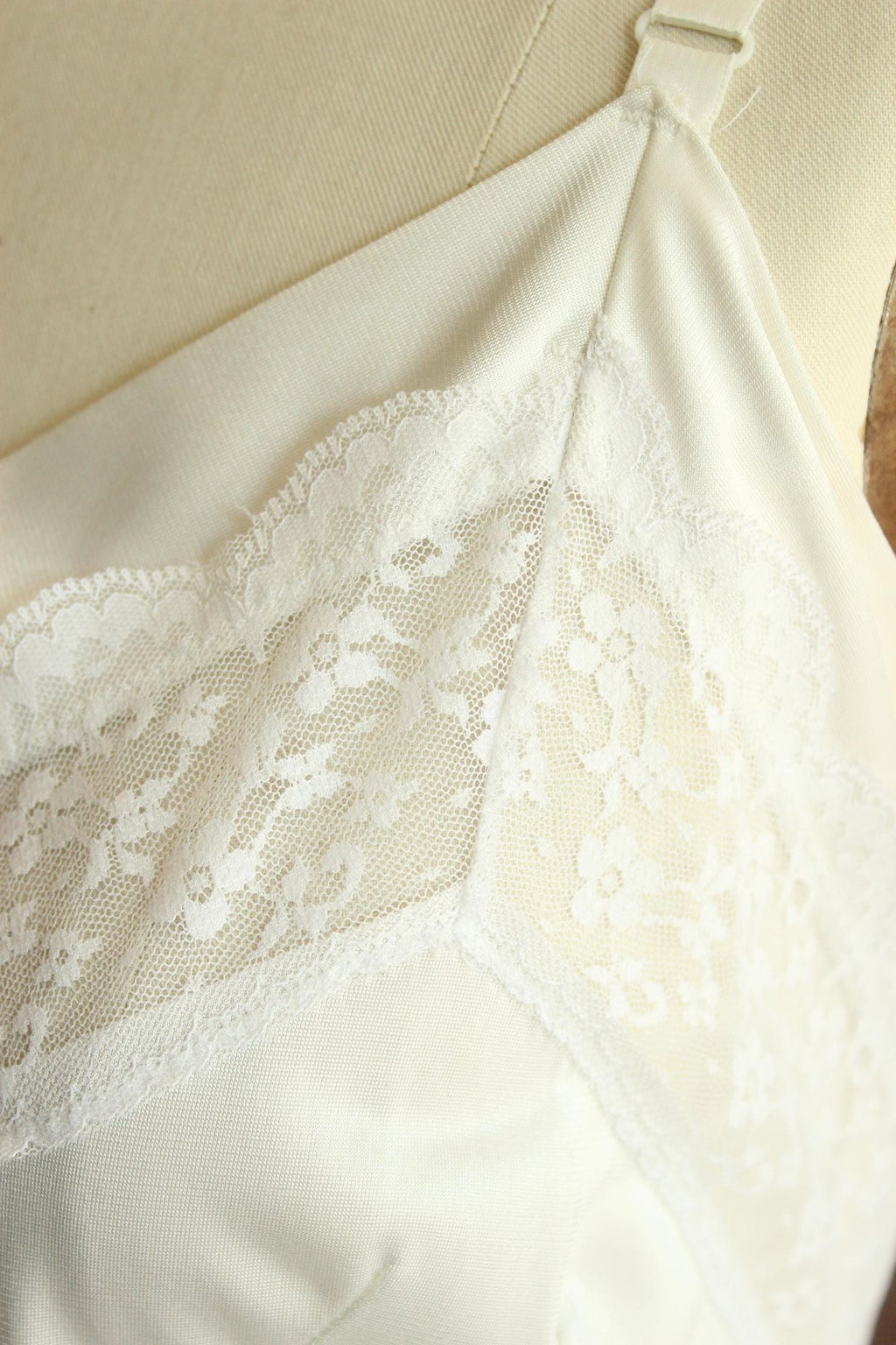 Vintage 1950s 1960s Volup Full Slip with Lace Trim