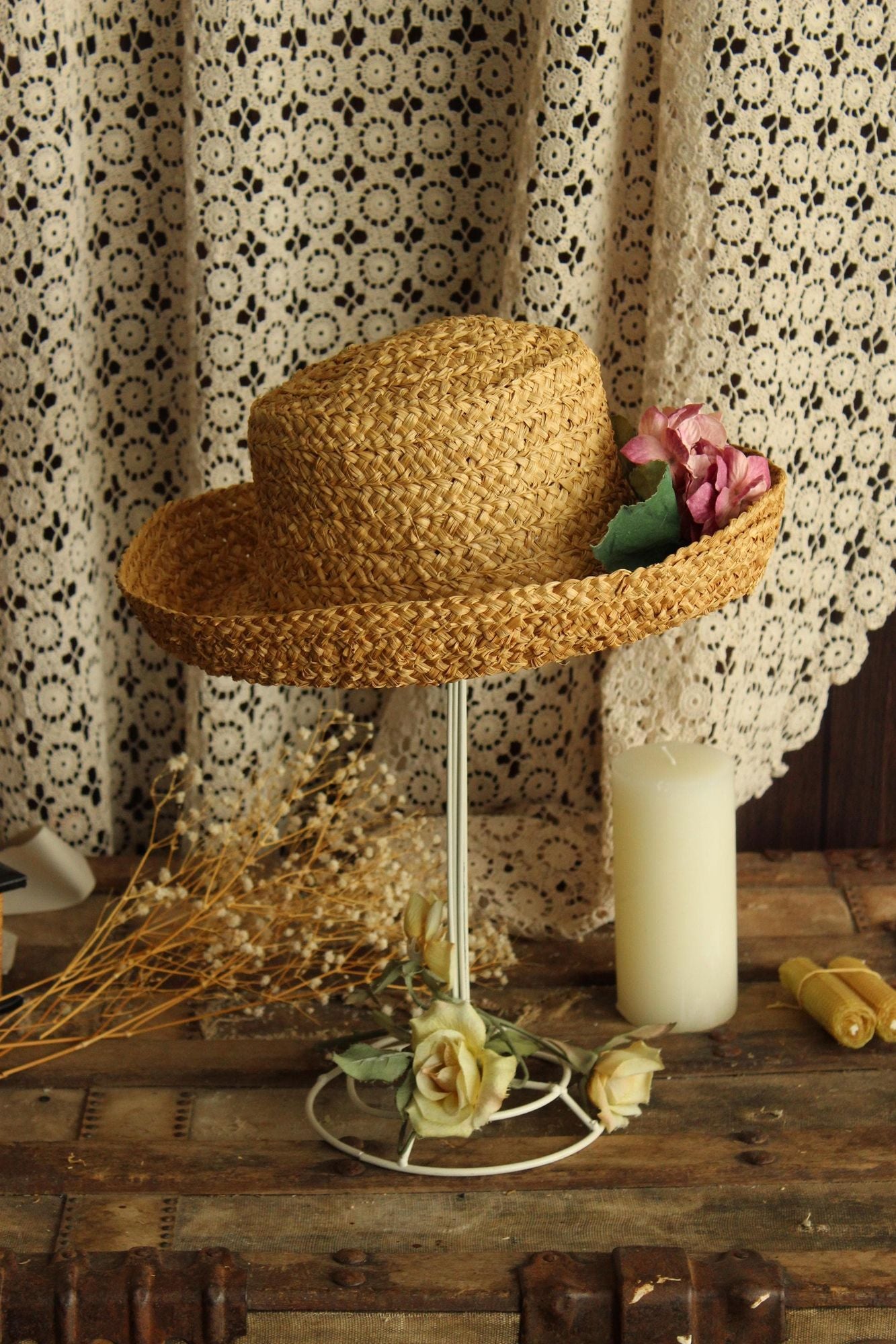 Vintage 1980s Jeanne Simmons Straw Wide Brimmed Sun hat with Silk Flowers