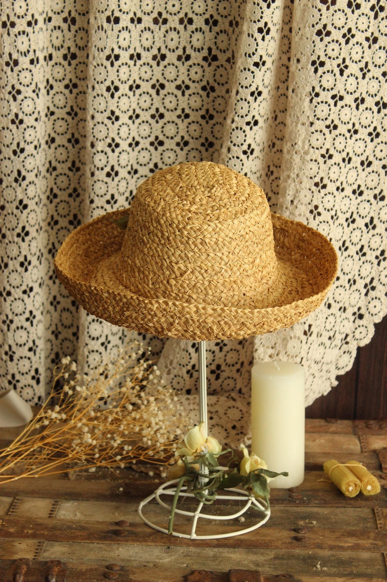 Vintage 1980s Jeanne Simmons Straw Wide Brimmed Sun hat with Silk Flowers