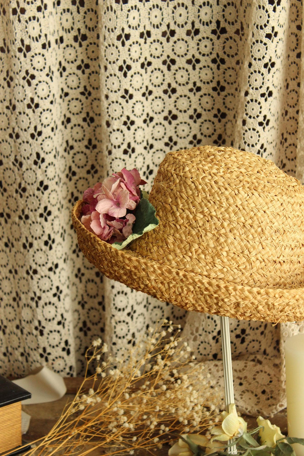 Vintage 1980s Jeanne Simmons Straw Wide Brimmed Sun hat with Silk Flowers