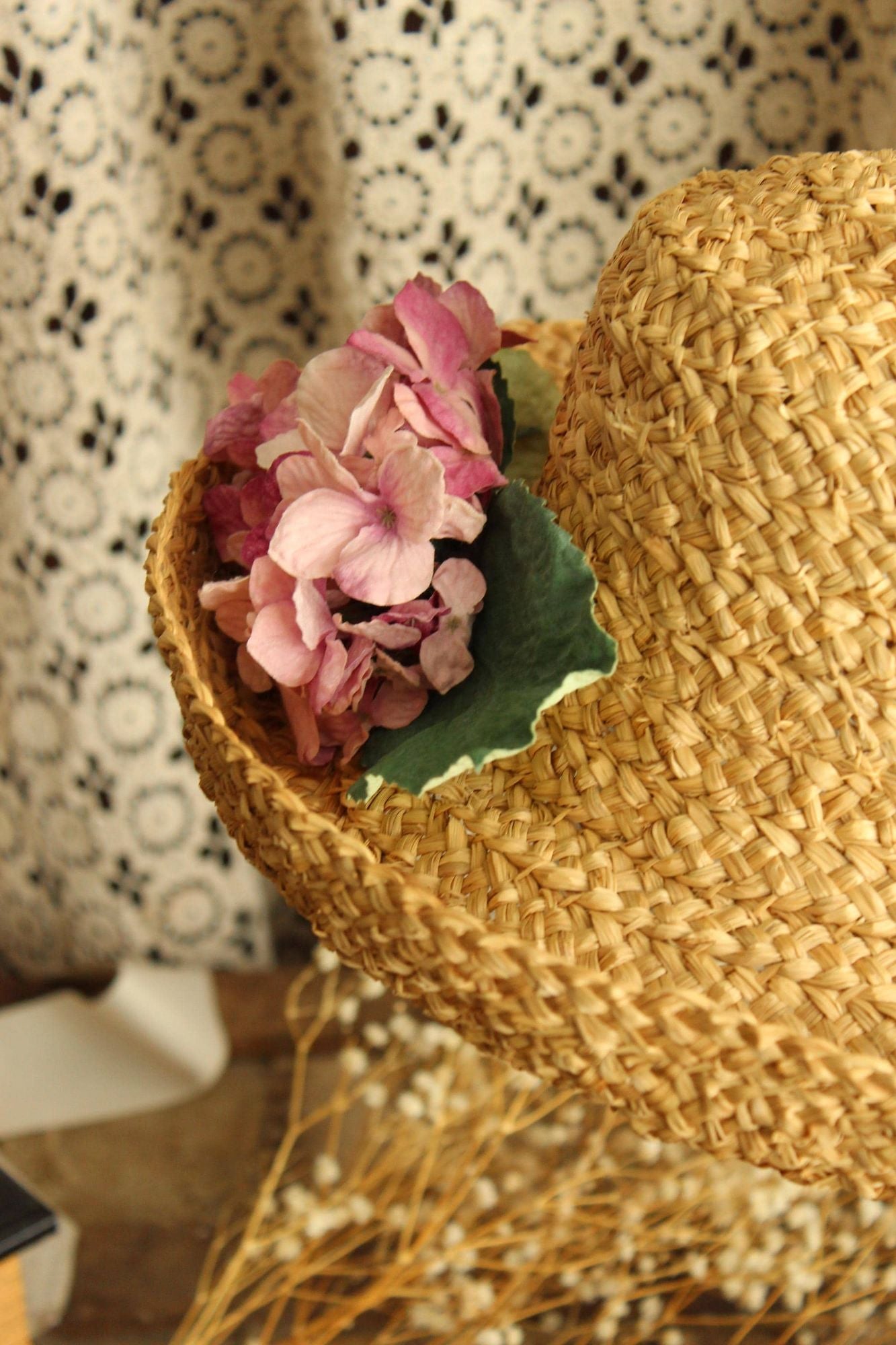 Vintage 1980s Jeanne Simmons Straw Wide Brimmed Sun hat with Silk Flowers