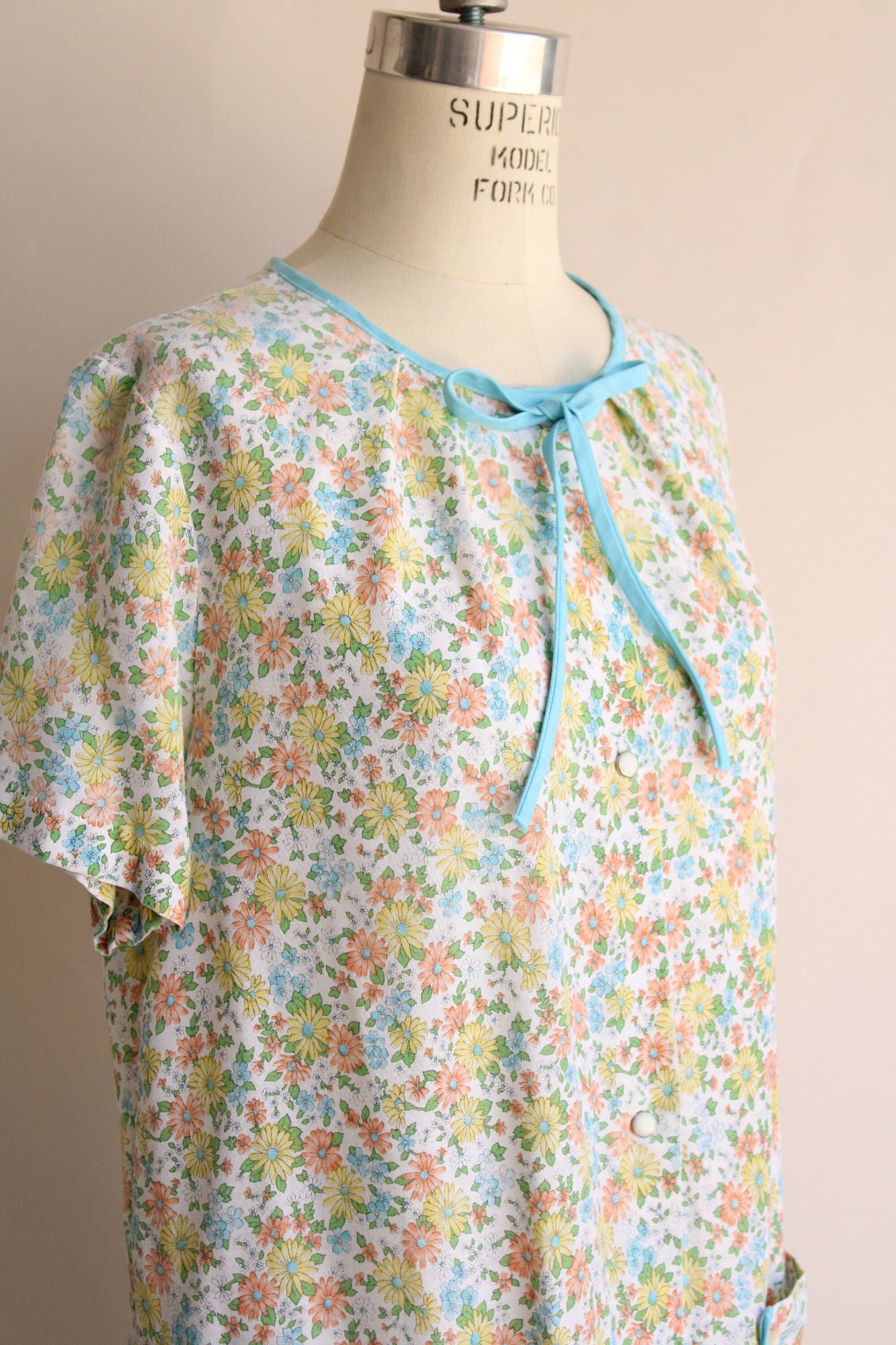 Vintage 1960s 1970s Floral Print Housecoat with Pockets