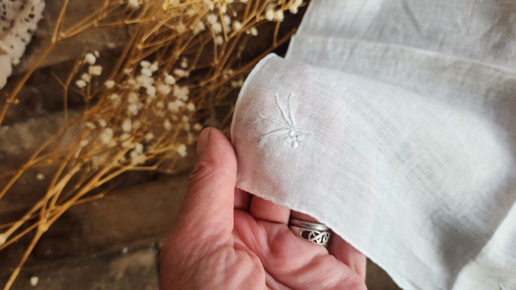 Vintage 1930s 1940s Floral Embroidered White Linen Handkerchief