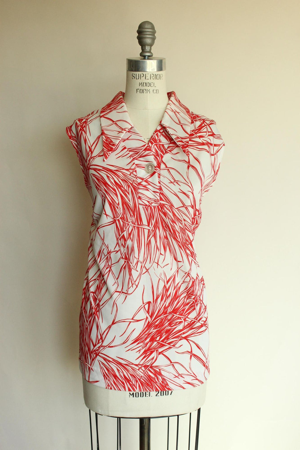 Vintage 1970s Red and White Dagger Collar Top