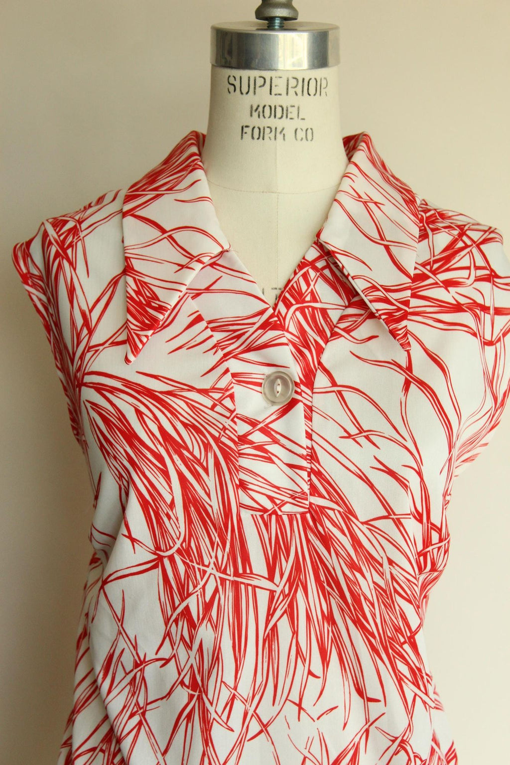 Vintage 1970s Red and White Dagger Collar Top