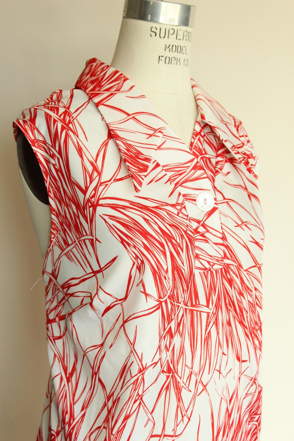 Vintage 1970s Red and White Dagger Collar Top