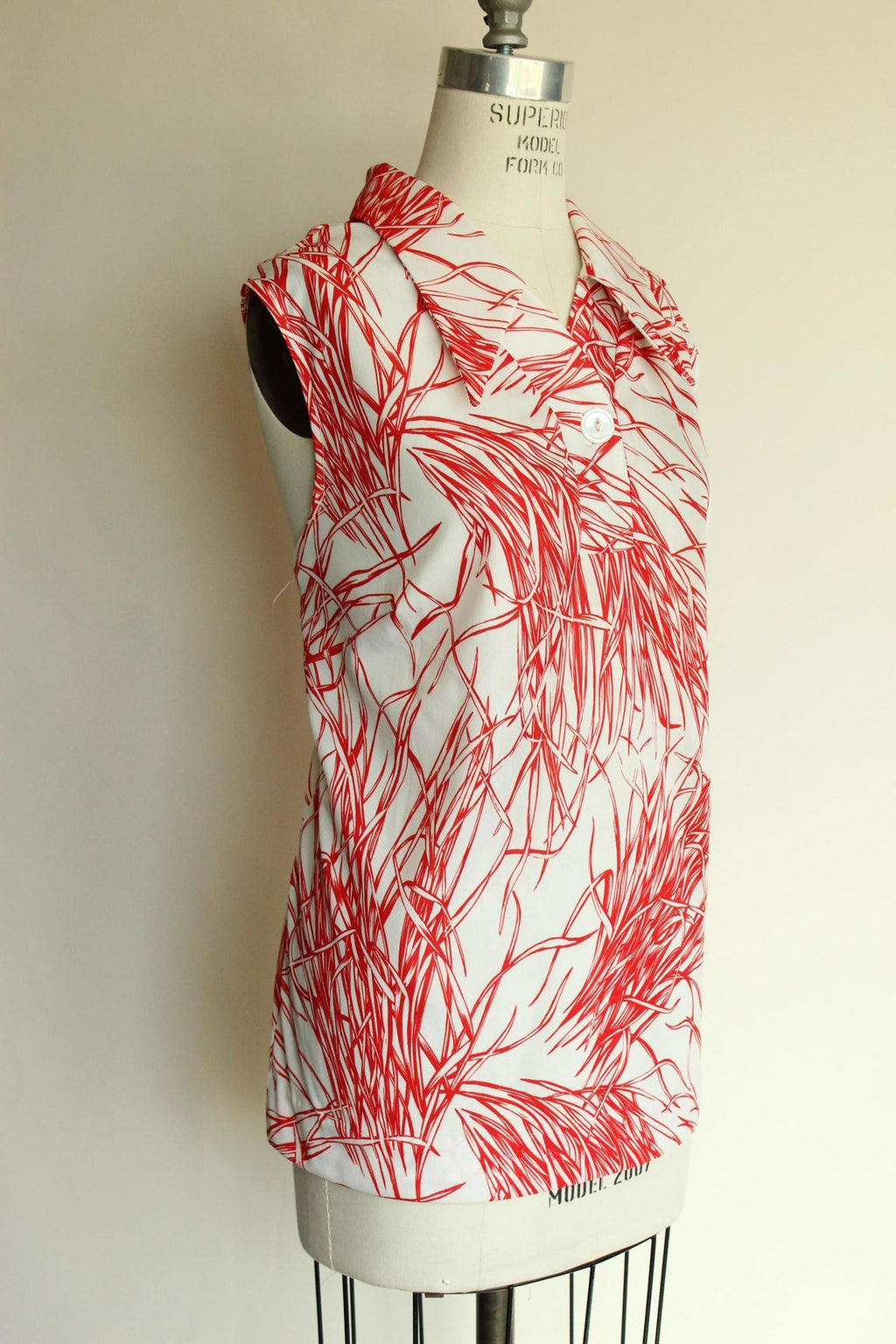 Vintage 1970s Red and White Dagger Collar Top