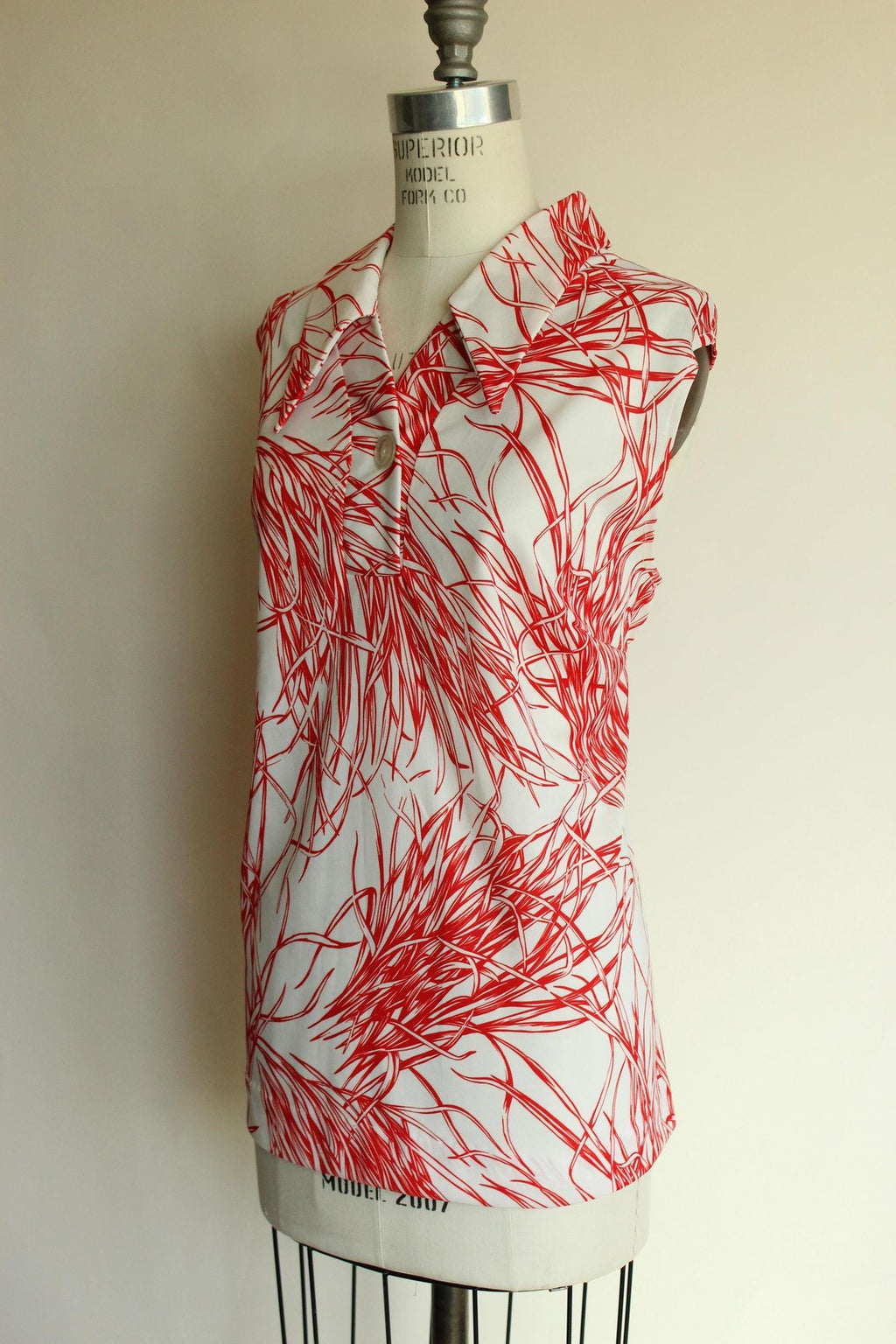 Vintage 1970s Red and White Dagger Collar Top