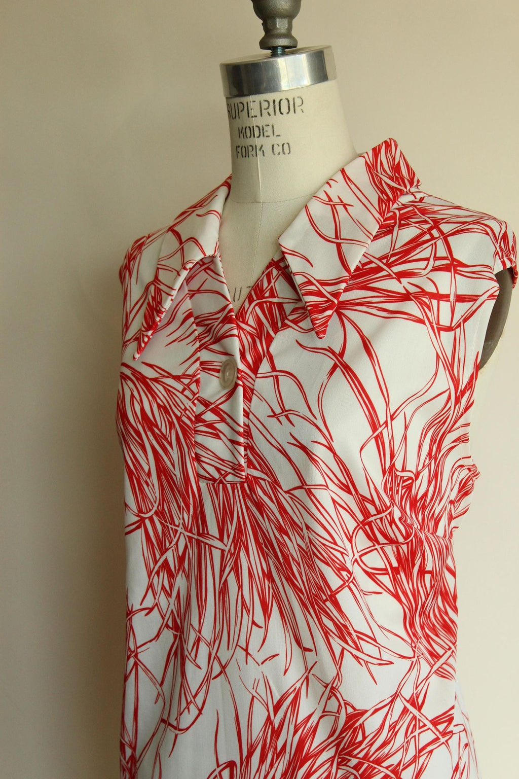 Vintage 1970s Red and White Dagger Collar Top