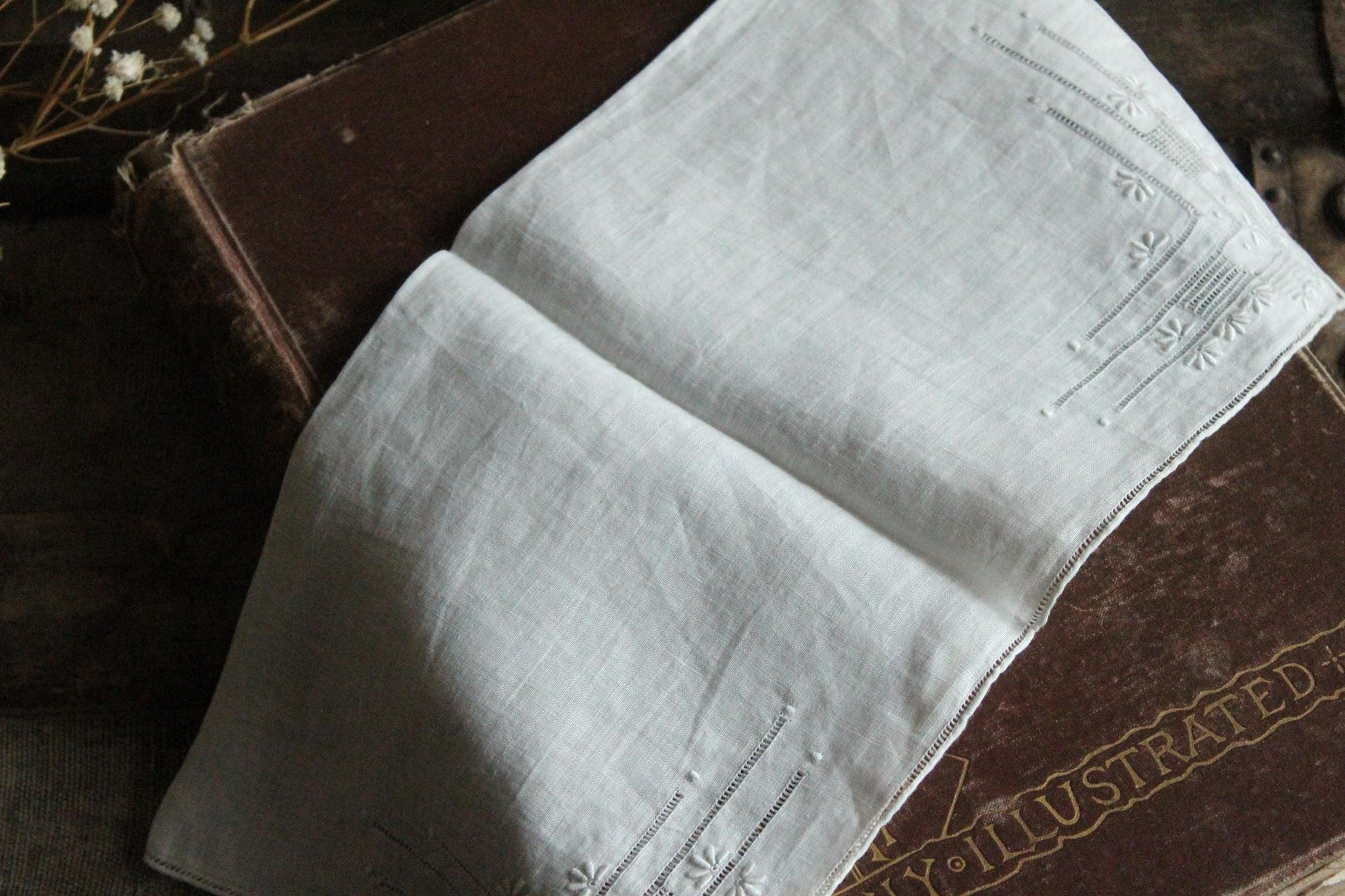 Vintage 1930s 1940s Embroidered White Linen Handkerchief