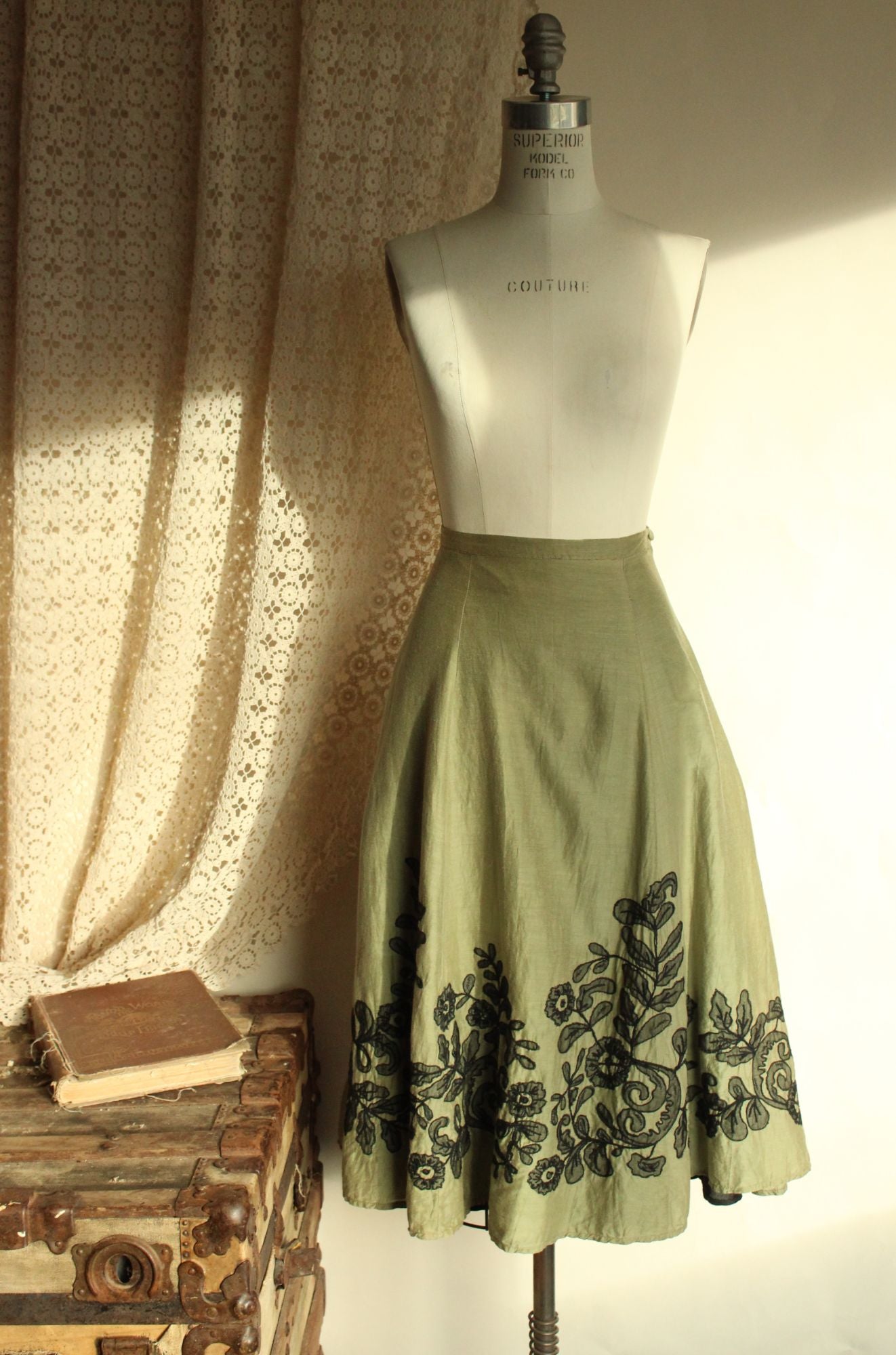 Chico's Womens Volup Skirt Green with Black Lace Floral Trim, Cottage Core