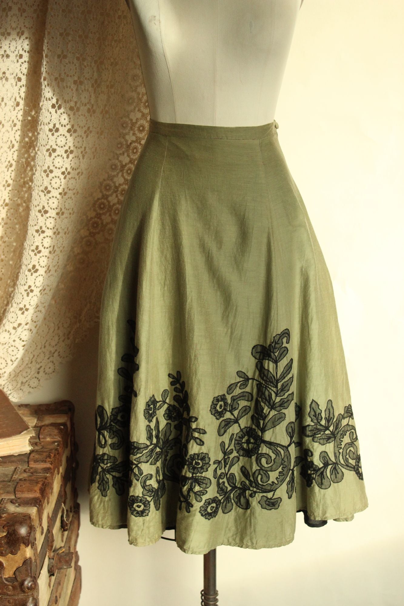 Chico's Womens Volup Skirt Green with Black Lace Floral Trim, Cottage Core