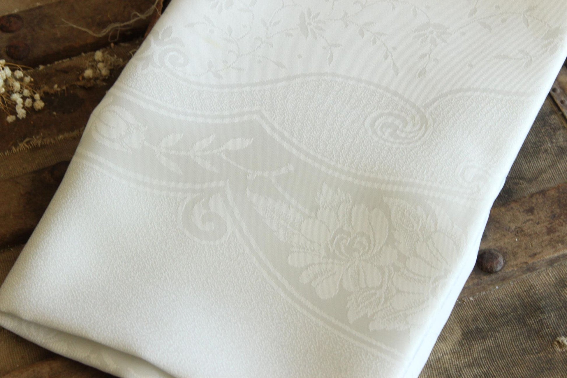 Vintage 1980s 1990s English White Damask Rectangular Tablecloth