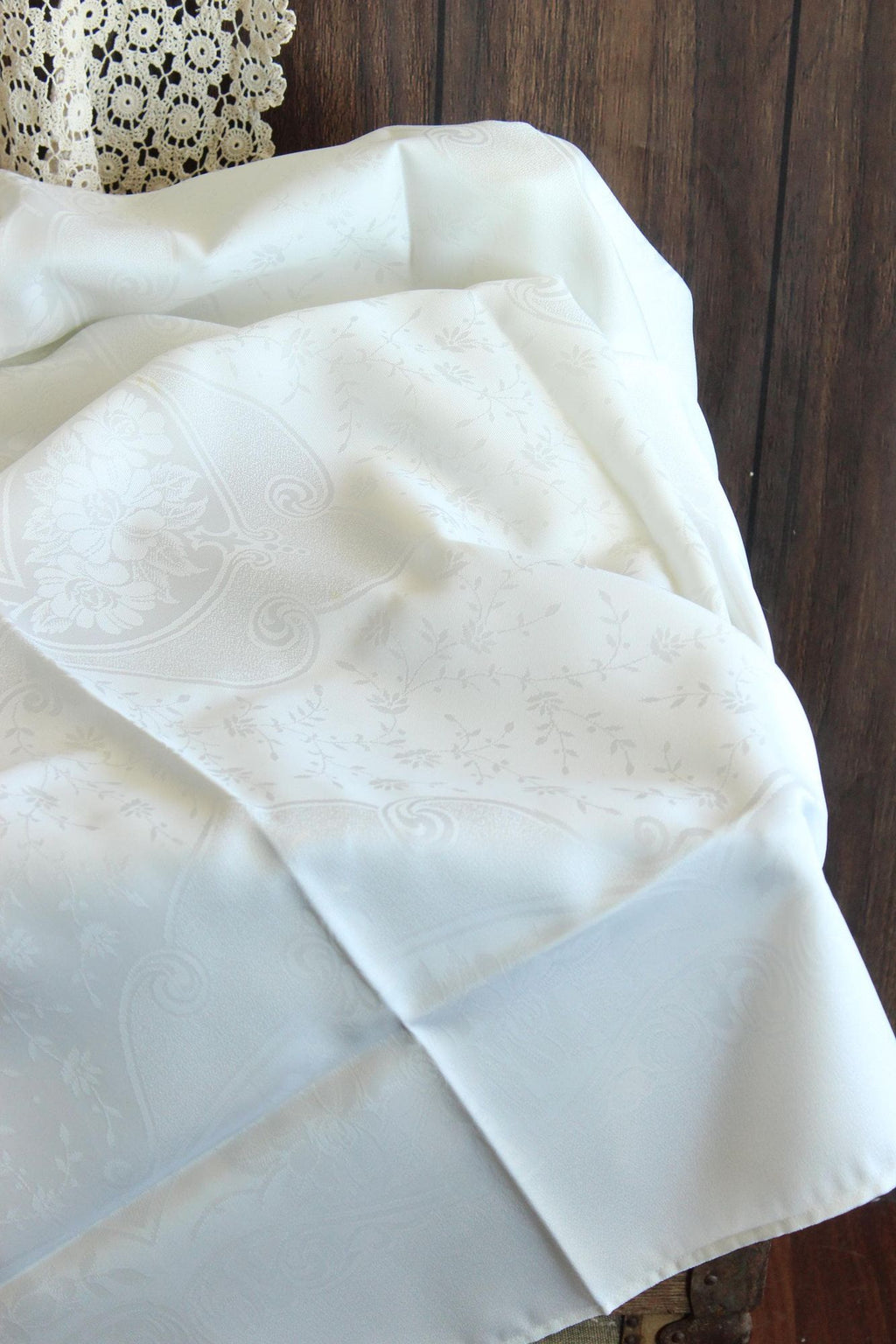 Vintage 1980s 1990s English White Damask Rectangular Tablecloth