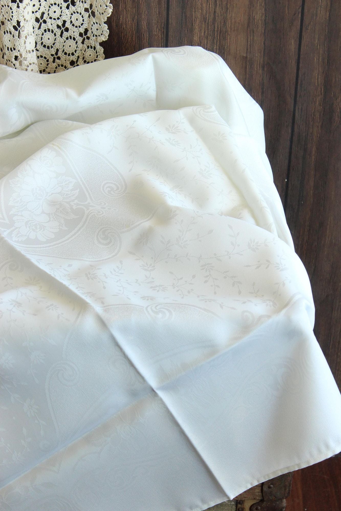 Vintage 1980s 1990s English White Damask Rectangular Tablecloth