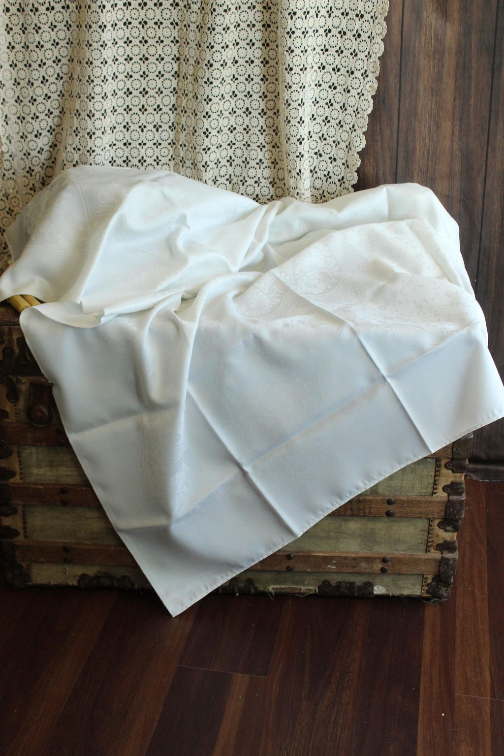 Vintage 1980s 1990s English White Damask Rectangular Tablecloth