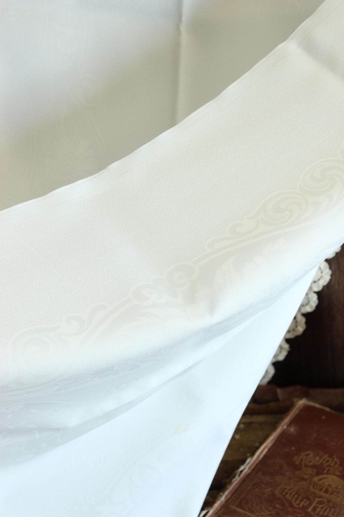 Vintage 1980s 1990s English White Damask Rectangular Tablecloth