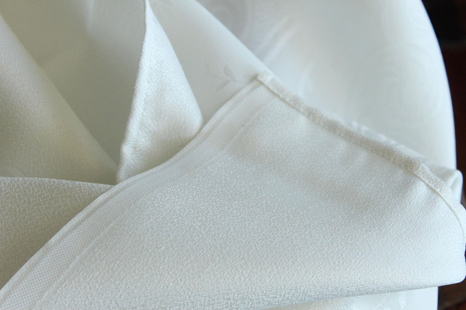 Vintage 1980s 1990s English White Damask Rectangular Tablecloth