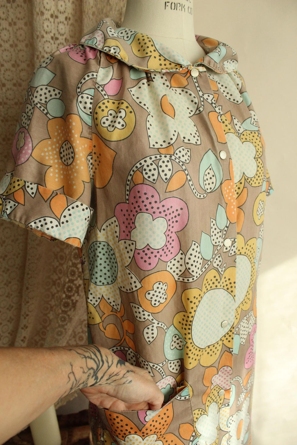 Vintage 1960s Floral Print Housecoat with Peter Pan Collar and Pockets