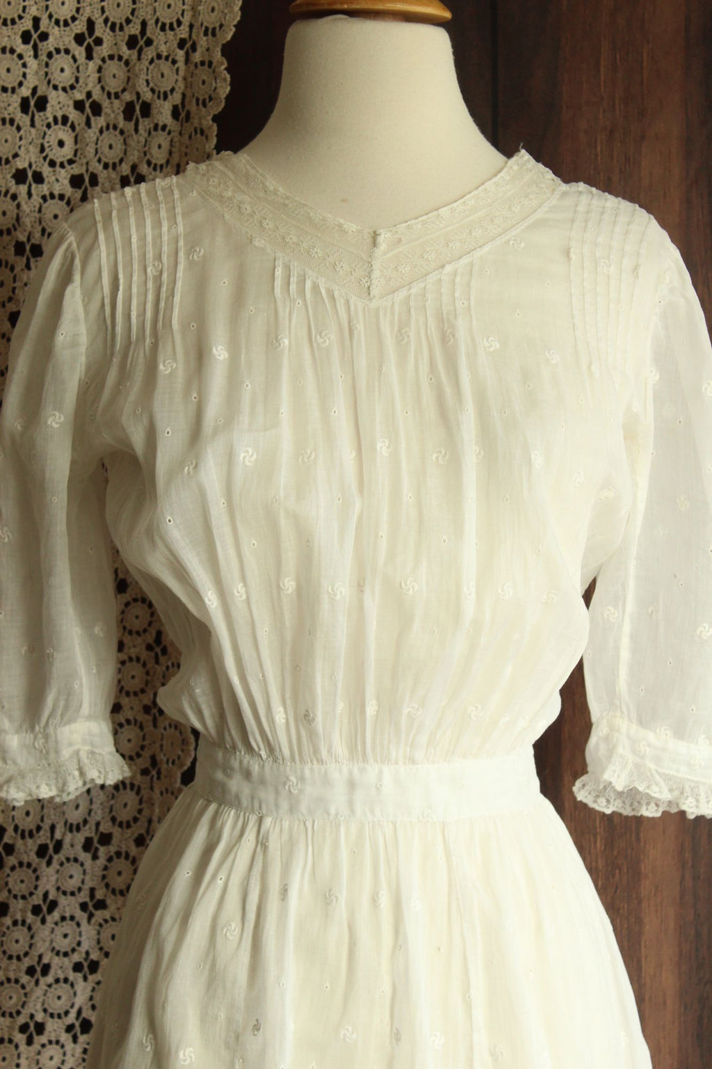 Vintage Antique 1900s 1910s Edwardian White Cotton And Lace Embroidered Dress